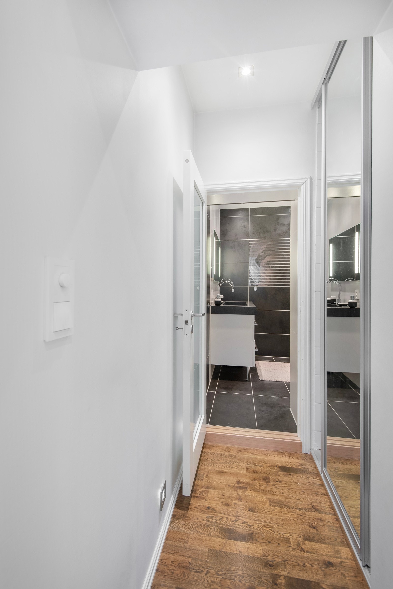 Skyvedørsgarderobe med speildører i gang. Galleribilde