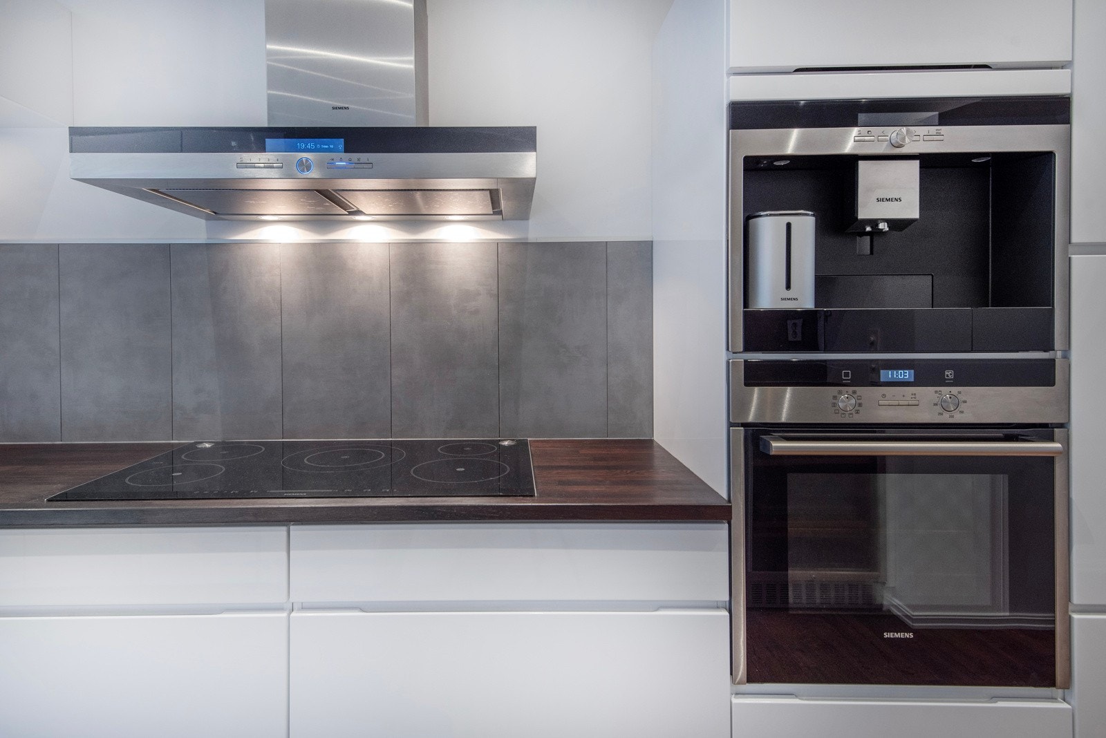 Det er integrerte hvitevarer fra Siemens som fullintegrert kjøl/fryseskap, oppvaskmaskin, stekeovn, micro, kaffemaskin og vinskap. Galleribilde