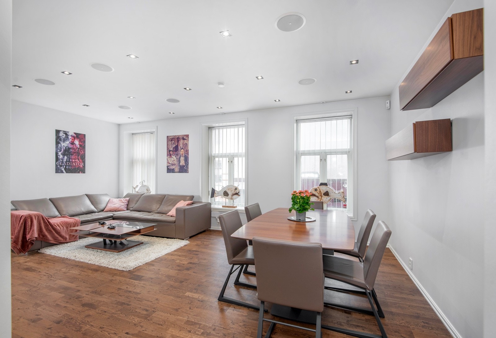 Vi tar turen inn: Leiligheten har en lys og romslig stue. Gulvvarme i stue, kjøkken, gang og bad. Varmepumpe montert på kjøkken. Galleribilde