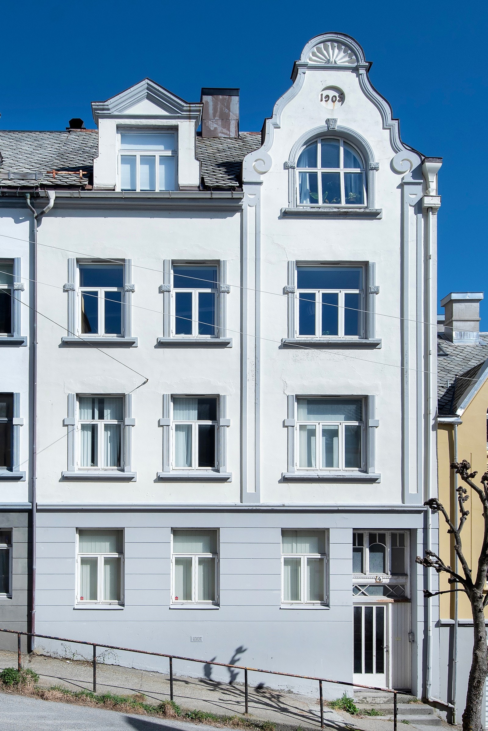 Her bor man i hjerte av Ålesund sentrum med fasiliteter som restauranter, kafeer og det man ellers måtte trenge av servicetilbud i kort gåavstand fra leiligheten. Galleribilde