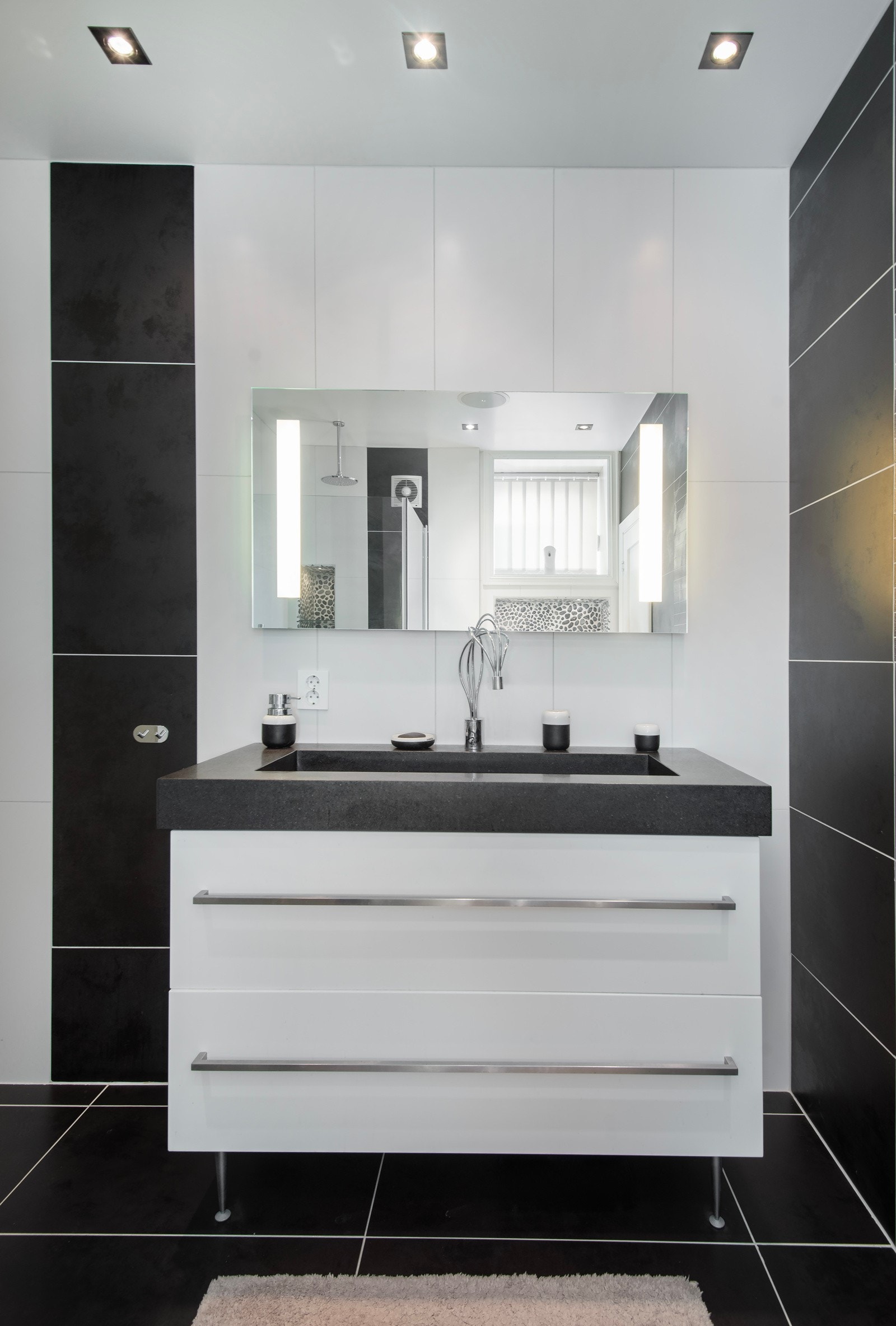 - servantinnredning med helstøpt kompositt servantplate og speil med integrert belysning. Galleribilde