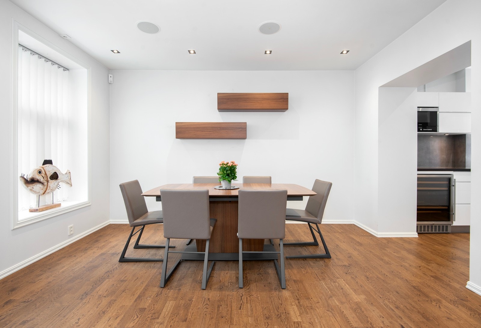 - det er god plass til spisegruppe hvor en kan samles til hyggelige stunder. Galleribilde