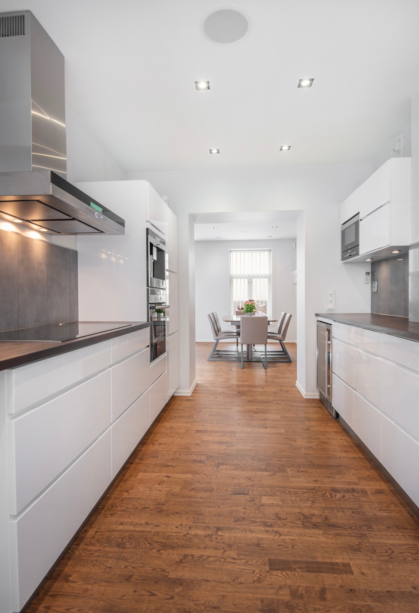 Godt med skap- og skuffeplass, samt gode arbeidsflater for matlagingen. Galleribilde