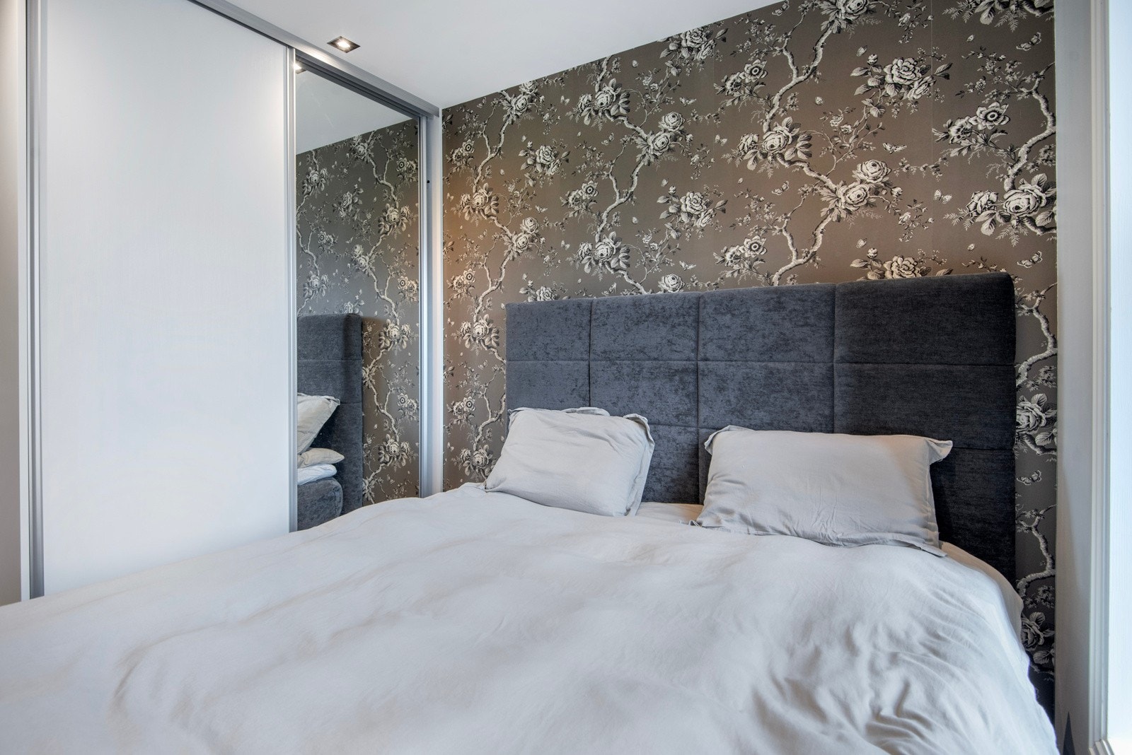 Skyvedørsgarderobe med en speildører gir godt med oppbevaring til klær. Galleribilde