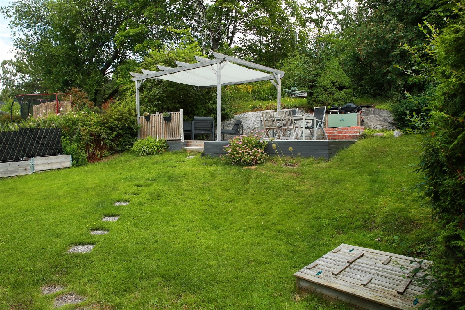 Hyggelige uteområder med pergola og grillplass. Galleribilde