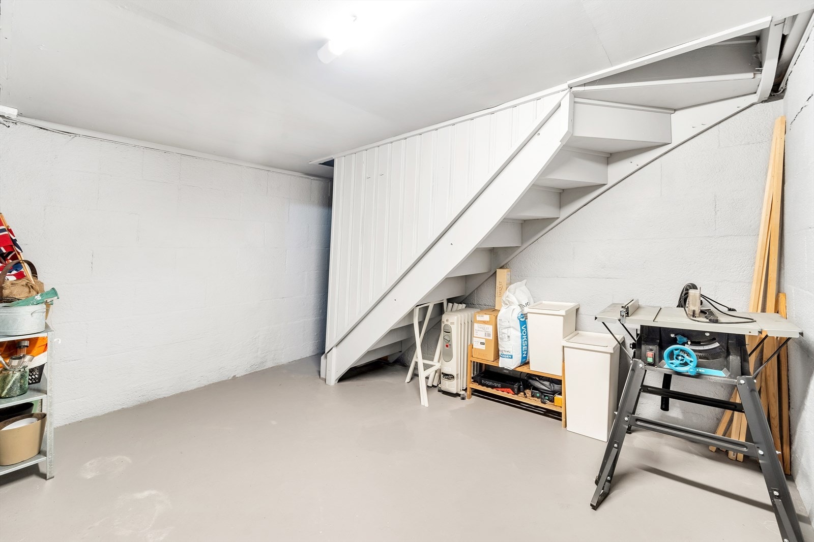 Kjellerrom 1 med malt gulv, vegger og tak. Et romslig og praktisk rom med god plass til lagring og oppbevaring. Galleribilde