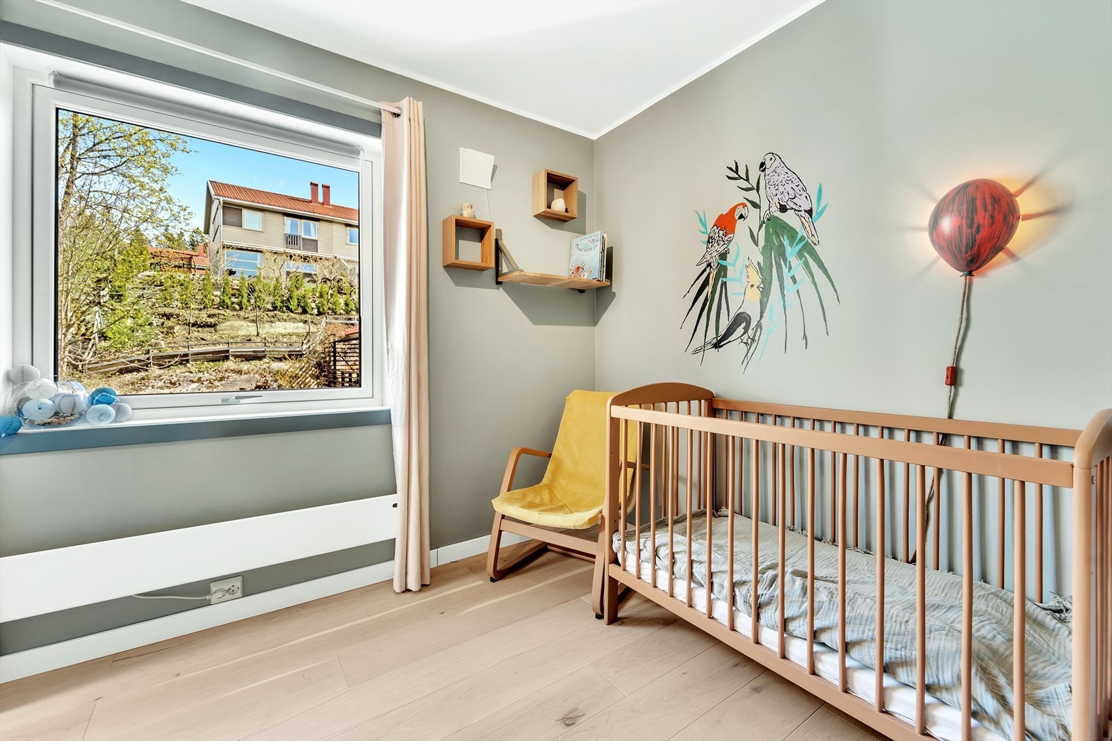 Soverom 2 med parkett på gulv, malte slette vegger og malt tak. Galleribilde