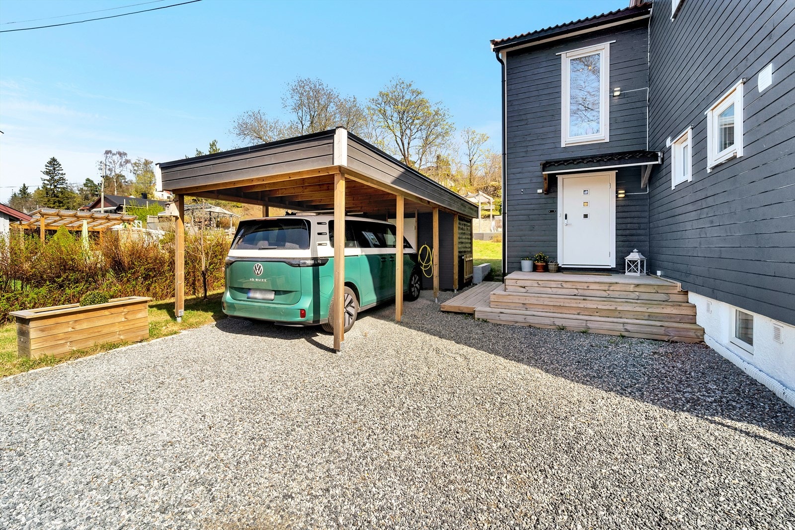 Carport på 18 m² og uisolert utebod på 5,4m² som er oppført i 2022. Galleribilde
