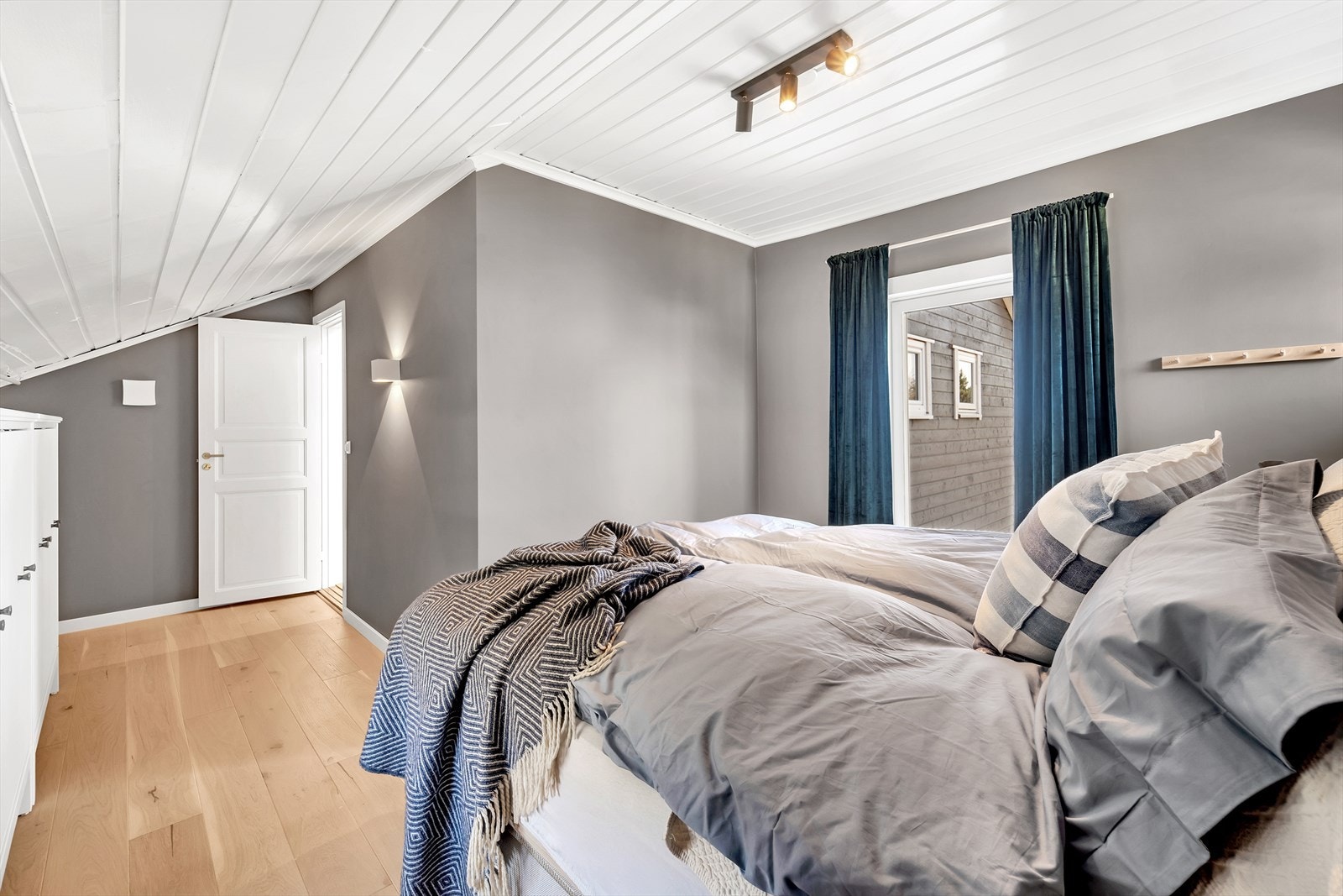 Soverom 1 med parkett på gulv, malte slette vegger og malt panel i tak. Galleribilde