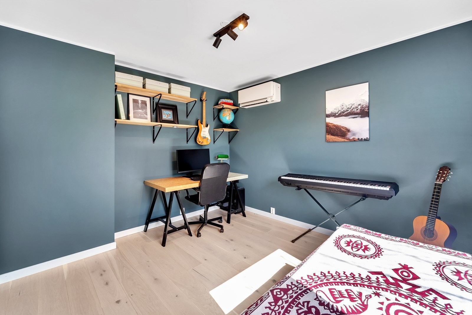 Soverom 3 med parkett på gulv, malte slette vegger og malt tak. Montert varmepumpe. Galleribilde