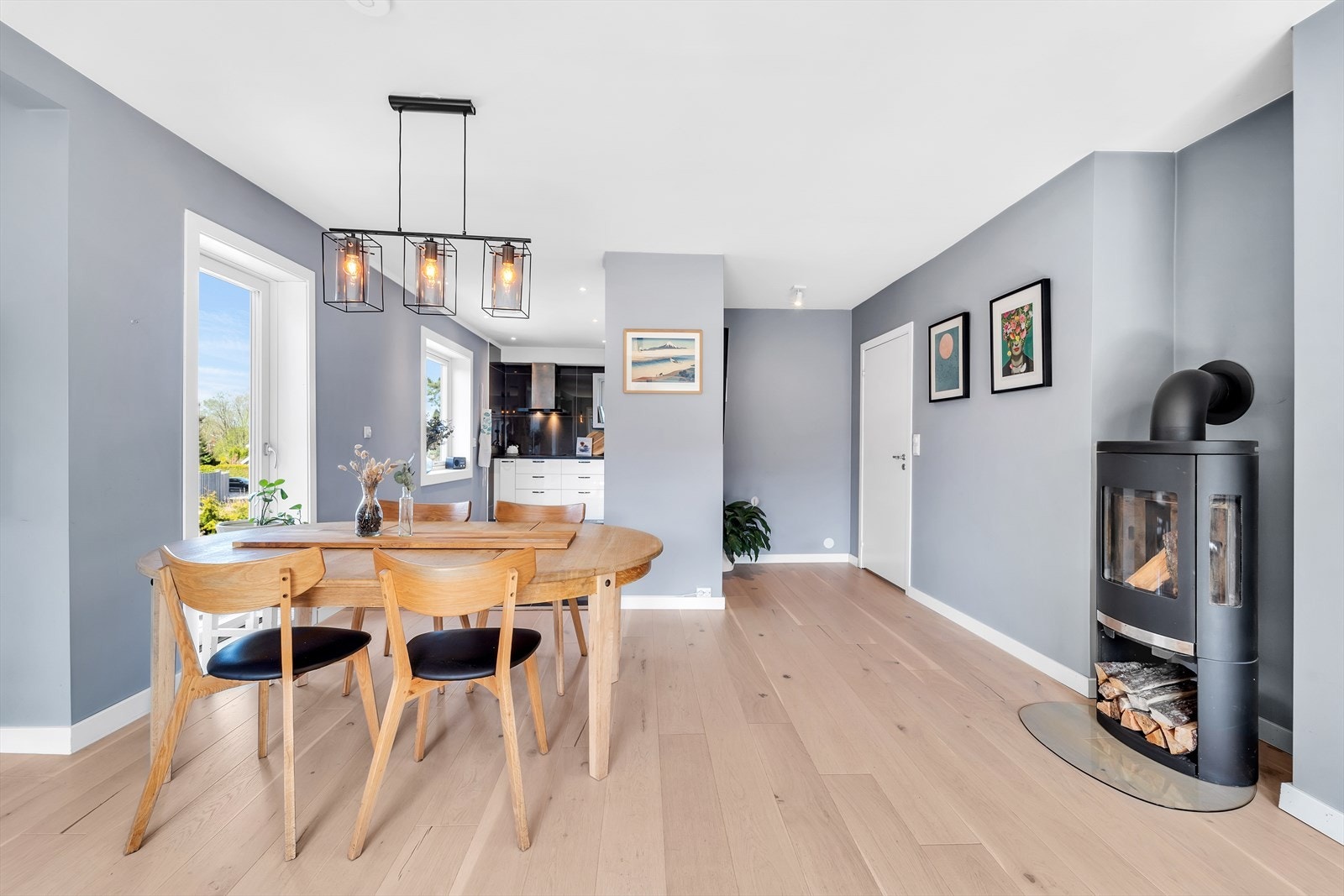 En stor og luftig stue med parkett på gulv, malte slette vegger og malt tak. Stuen har god plass til sofagruppe og spisemøblement og det er montert en nyere peis ovn. Galleribilde