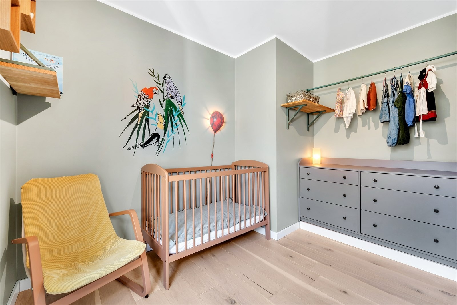 Soverom 2 med parkett på gulv, malte slette vegger og malt tak. Galleribilde