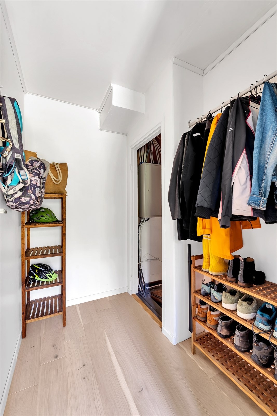 Praktisk garderobe i forbindelse med entreen. Galleribilde