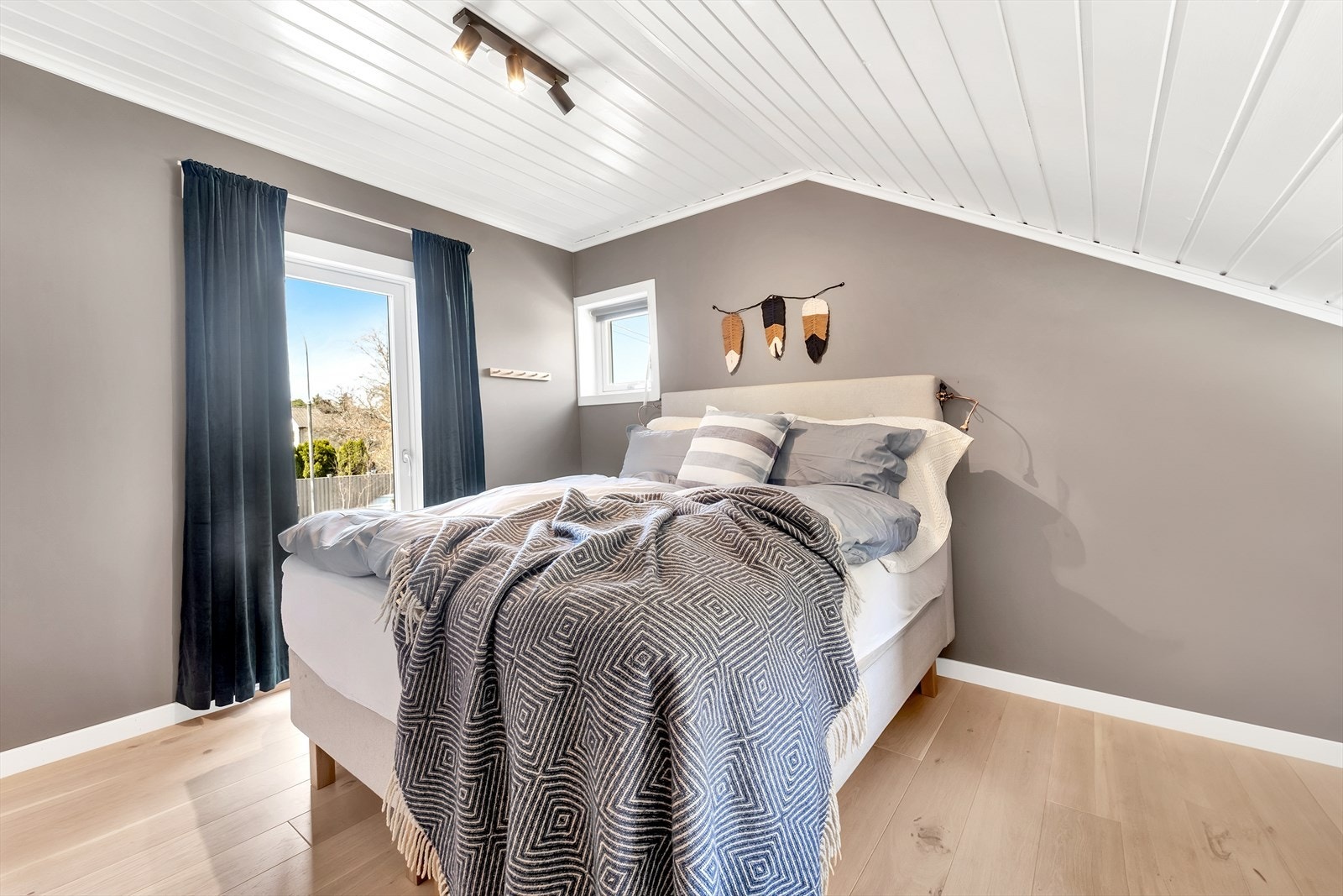 Soverom 1 med parkett på gulv, malte slette vegger og malt panel i tak. Galleribilde