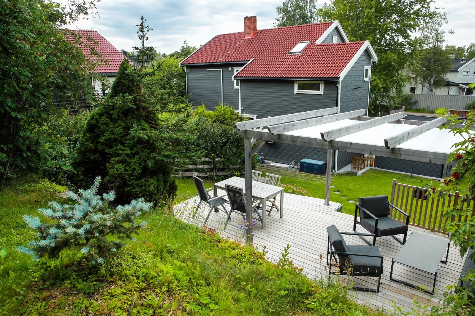 Solrik og flott terrasseplatting med pergola. Galleribilde
