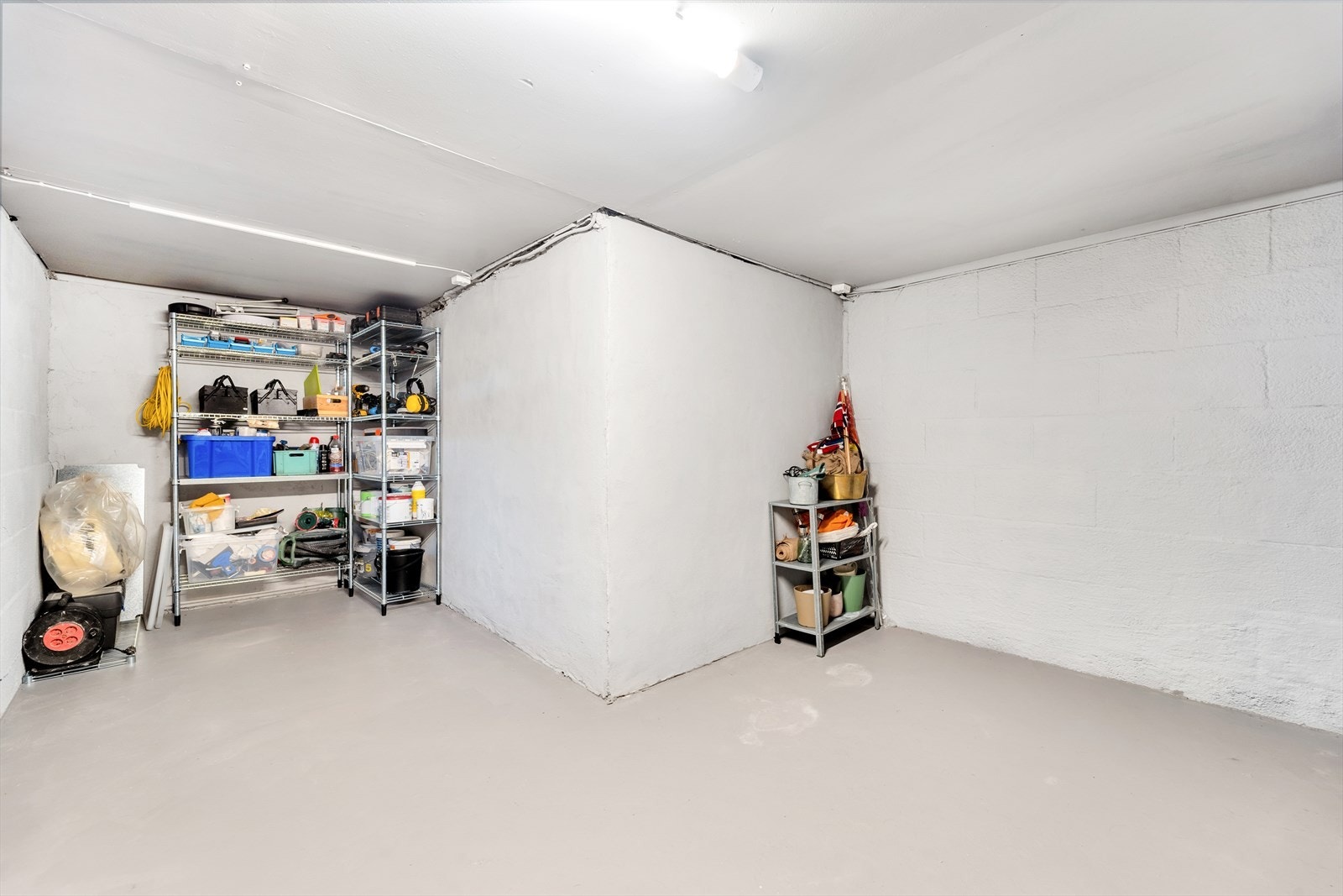 Kjellerrom 1 med malt gulv, vegger og tak. Et romslig og praktisk rom med god plass til lagring og oppbevaring. Galleribilde