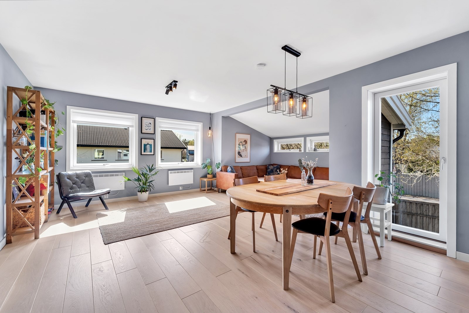En stor og luftig stue med parkett på gulv, malte slette vegger og malt tak. Stuen har god plass til sofagruppe og spisemøblement og det er montert en nyere peis ovn. Galleribilde