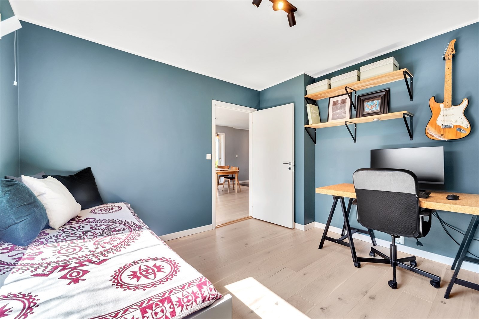 Soverom 3 med parkett på gulv, malte slette vegger og malt tak. Montert varmepumpe. Galleribilde