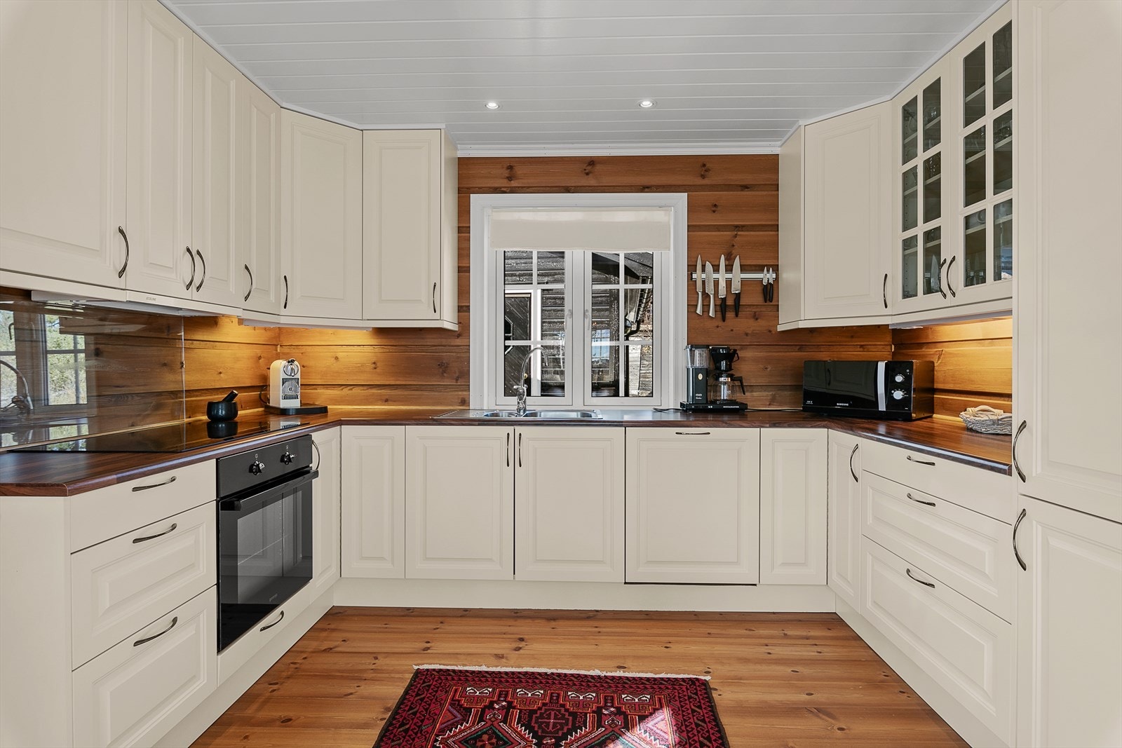 Godt med skap- og benkplass. Galleribilde