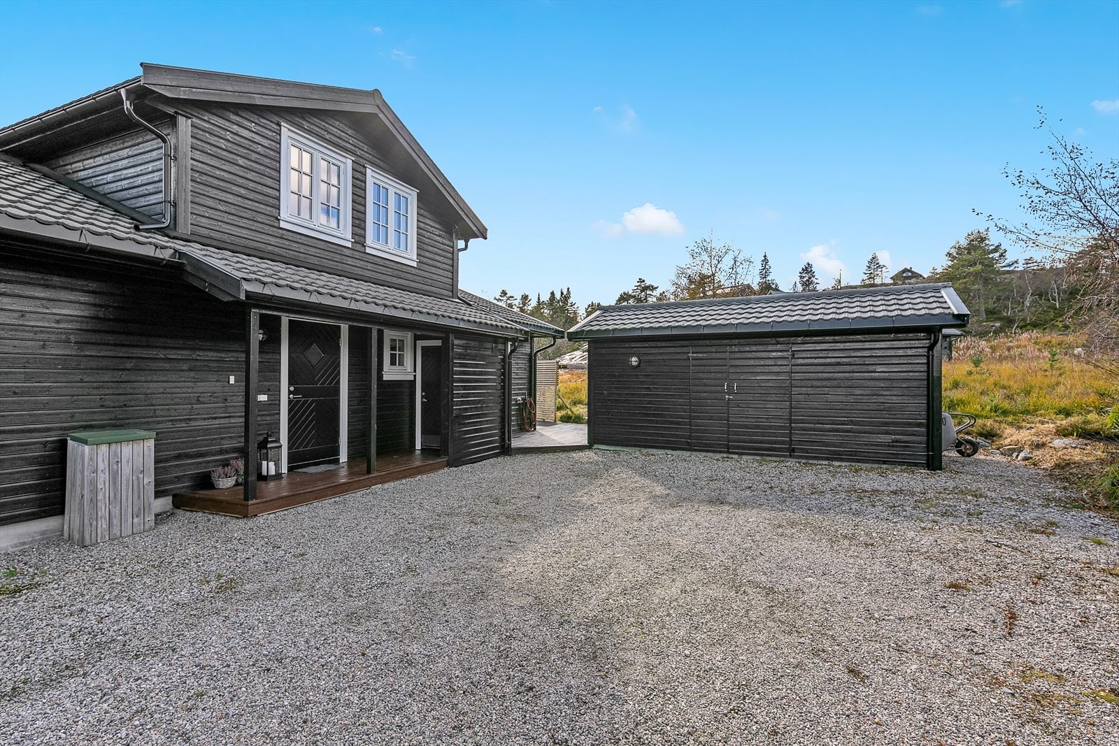 Gruset adkomst og parkering. Galleribilde