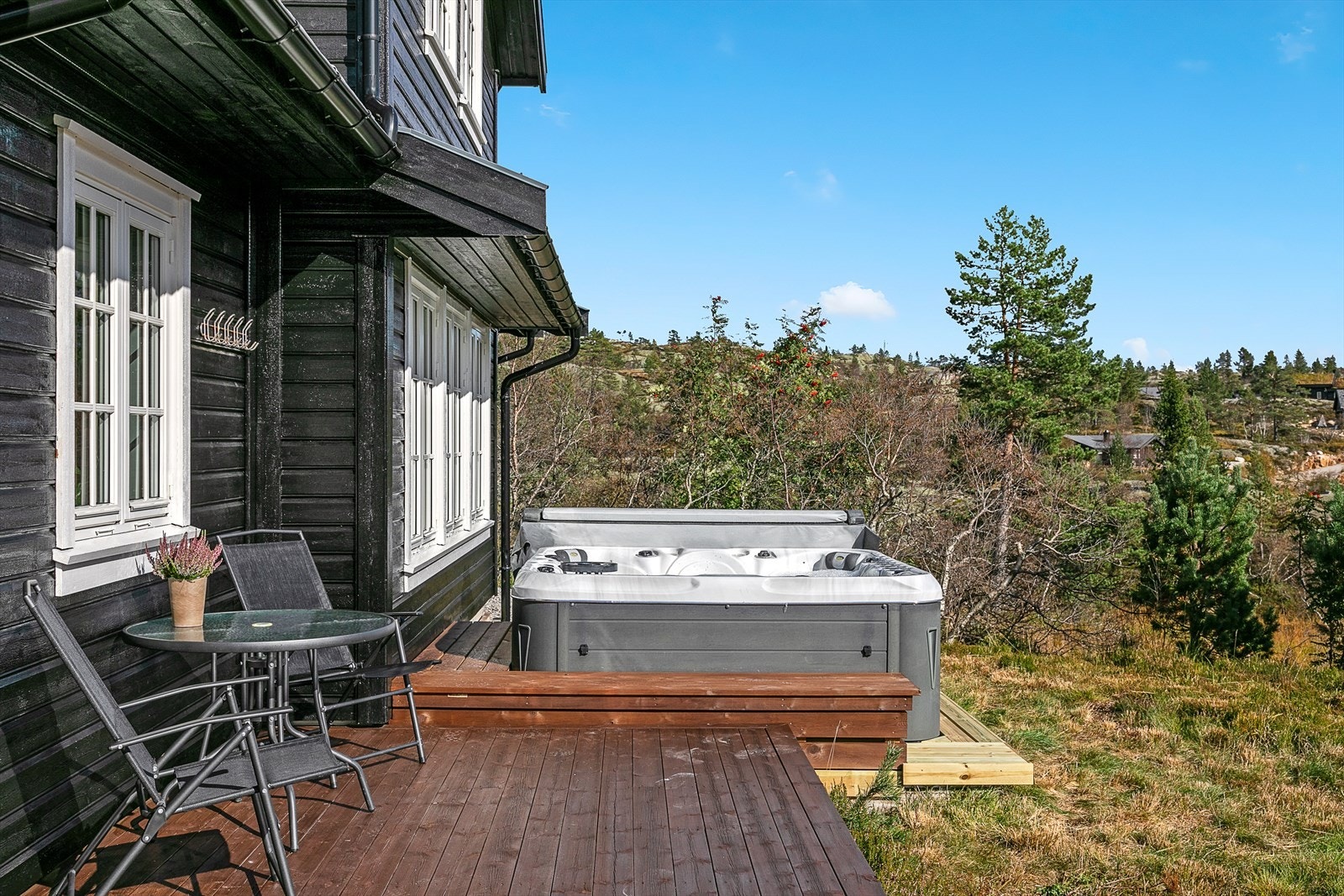 På sørvest siden av hytta er det romslig platting med jacuzzi, her er det fin utsikt og gode solforhold! Galleribilde