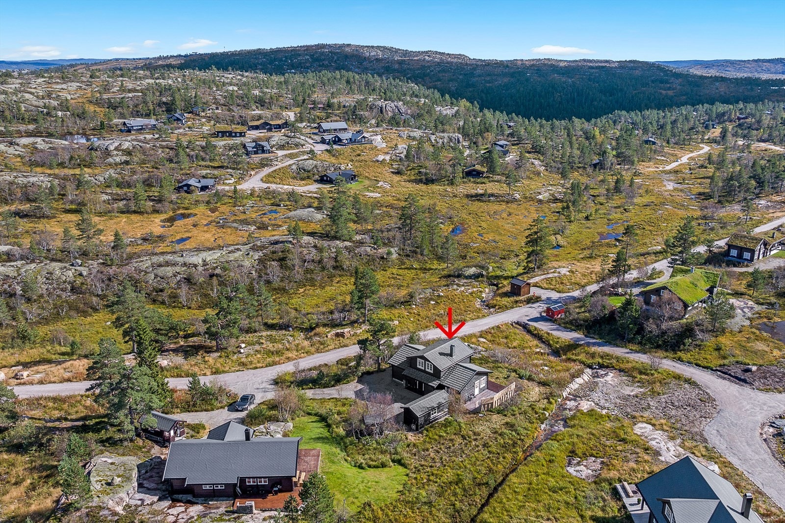 Det er turstier i alle retninger med god skilting. Gautefall området er ikke bare rikt på flott tur terreng, men også rikt på sopp, blåbær og tyttebær. Galleribilde