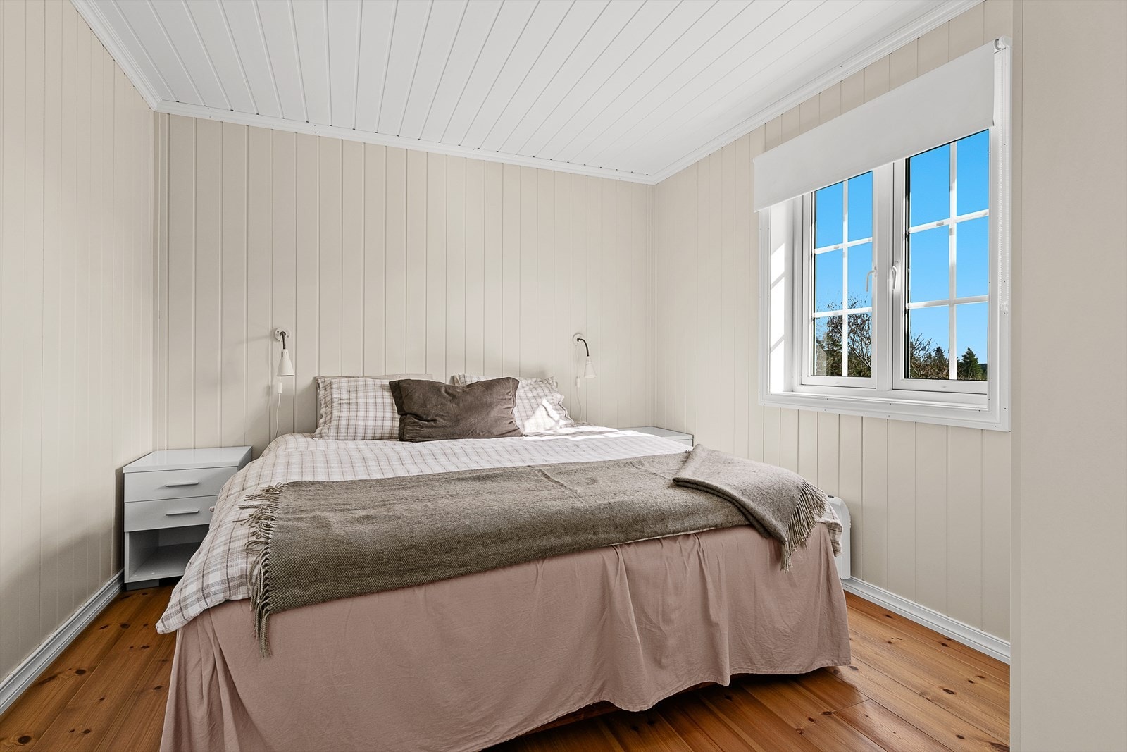 Totalt 4 soverom, hvor 2 av dem er i hovedetasjen og 2 i 2. etasje. Galleribilde