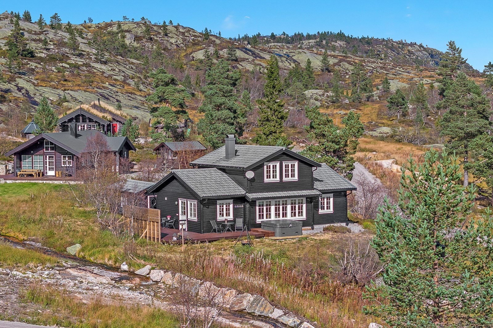 En flott familiehytte fra 2011 med solrik tomt. Galleribilde