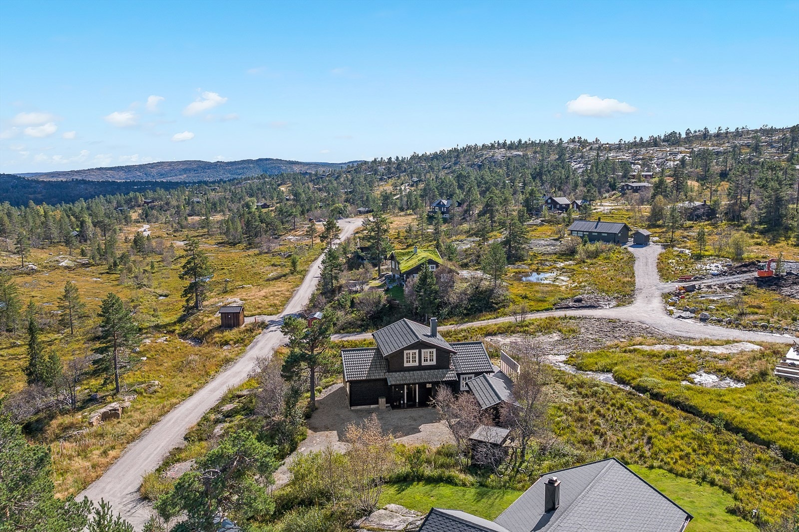 Fra eiendommen har man et godt utgangspunkt for utallige turløyper hele året, samt fiske- og badevann som ligger et steinkast unna. Galleribilde