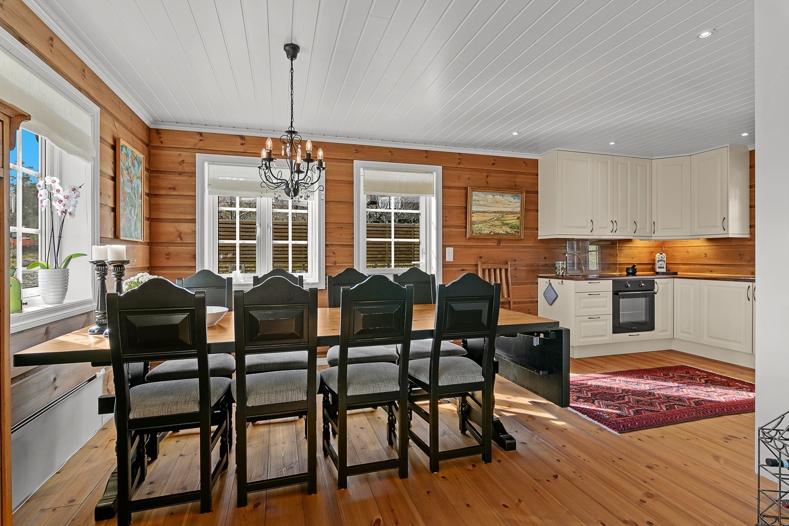 Åpen stue og kjøkkenløsning som gir en romslig følelse. Galleribilde