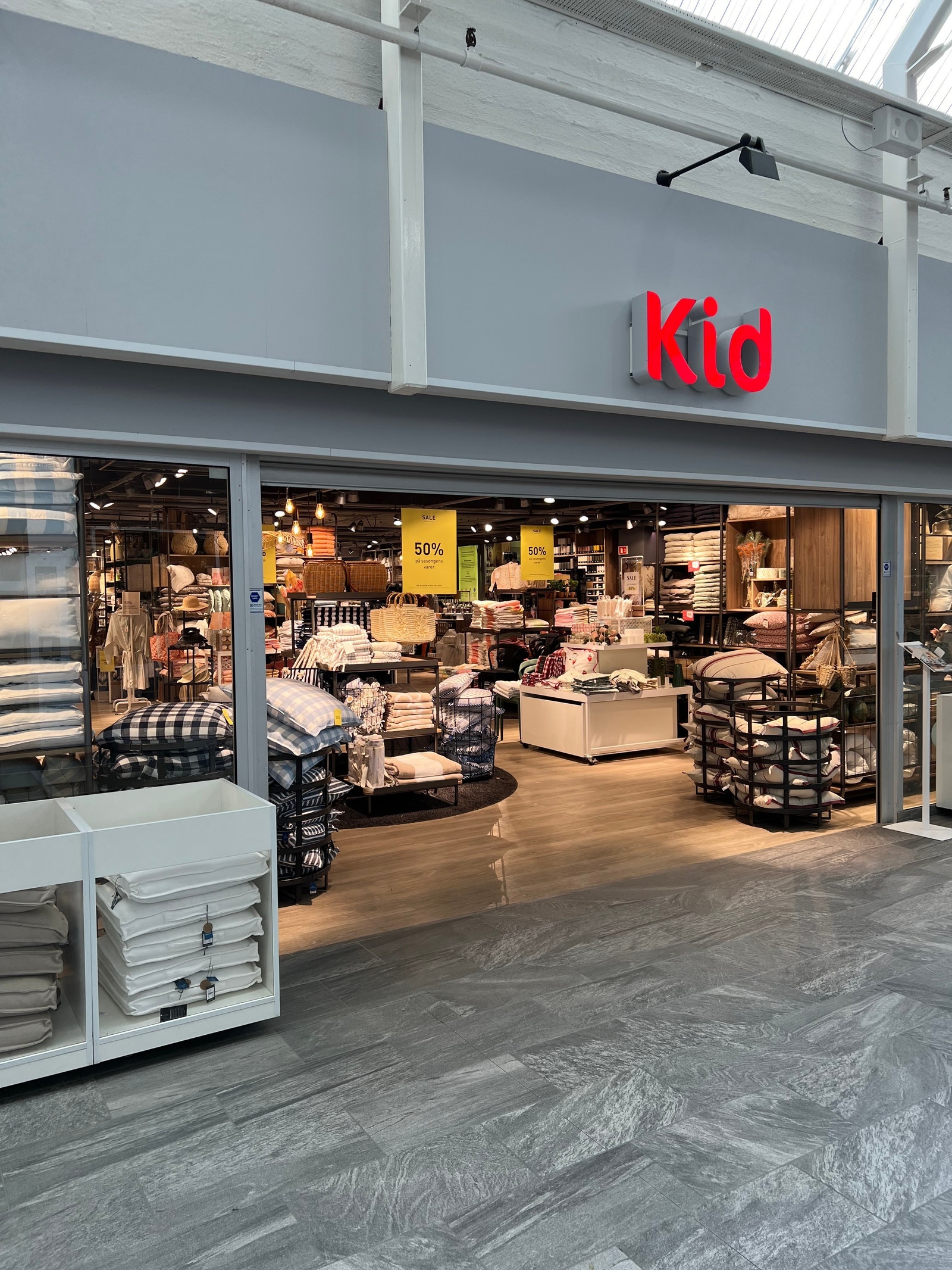 En av to innganger til butikklokalet Galleribilde