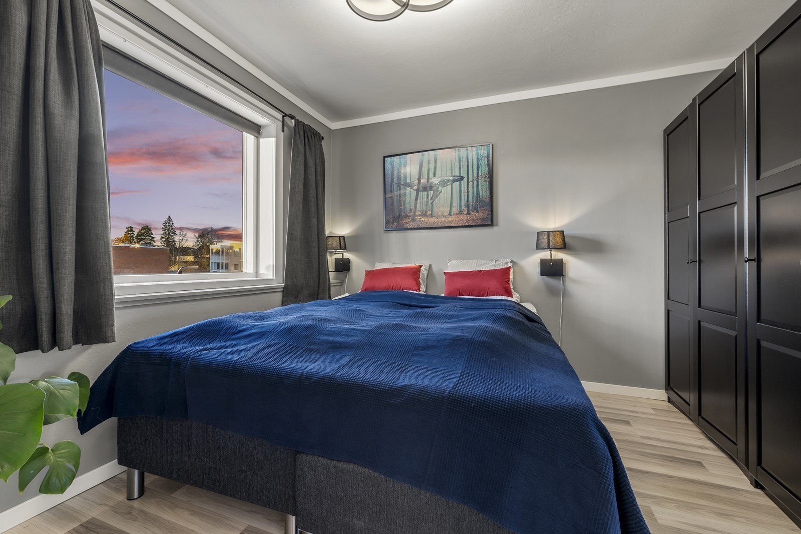 Leiligheten har to gode soverom, hovedsoverommet har plass til dobbeltseng med nattbord og store garderobeskap. Galleribilde