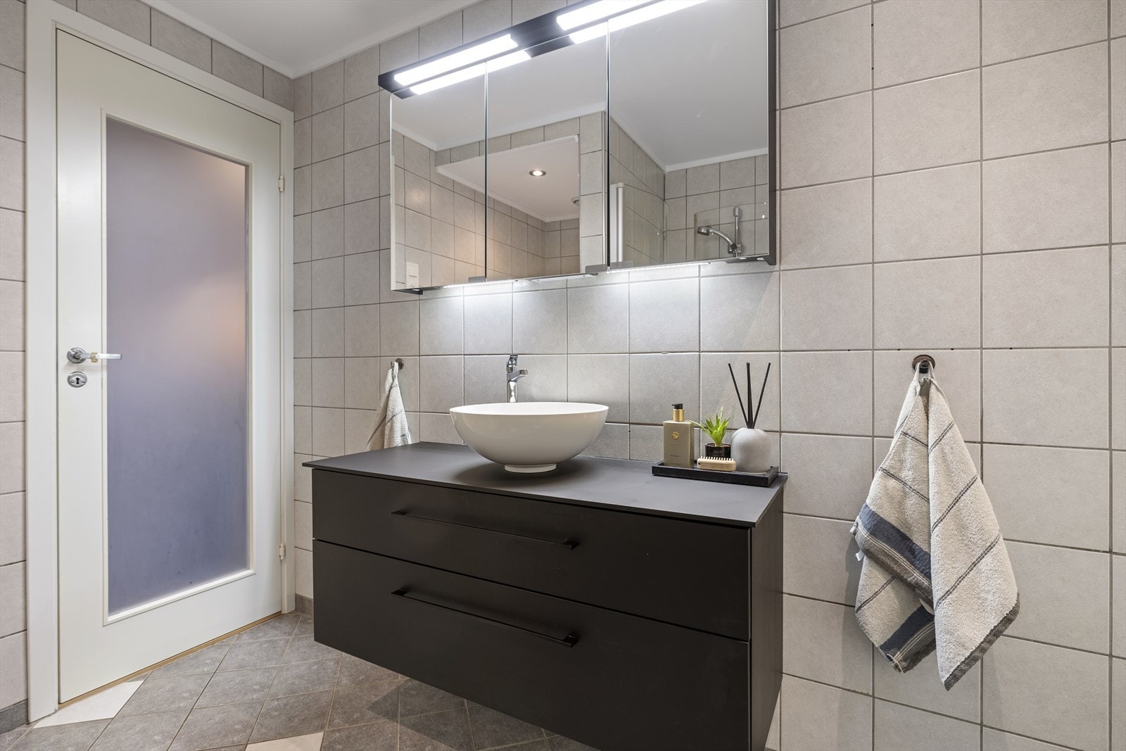 Badet har flislagte vegger og gulv, og det er behagelig gulvvarme. Galleribilde