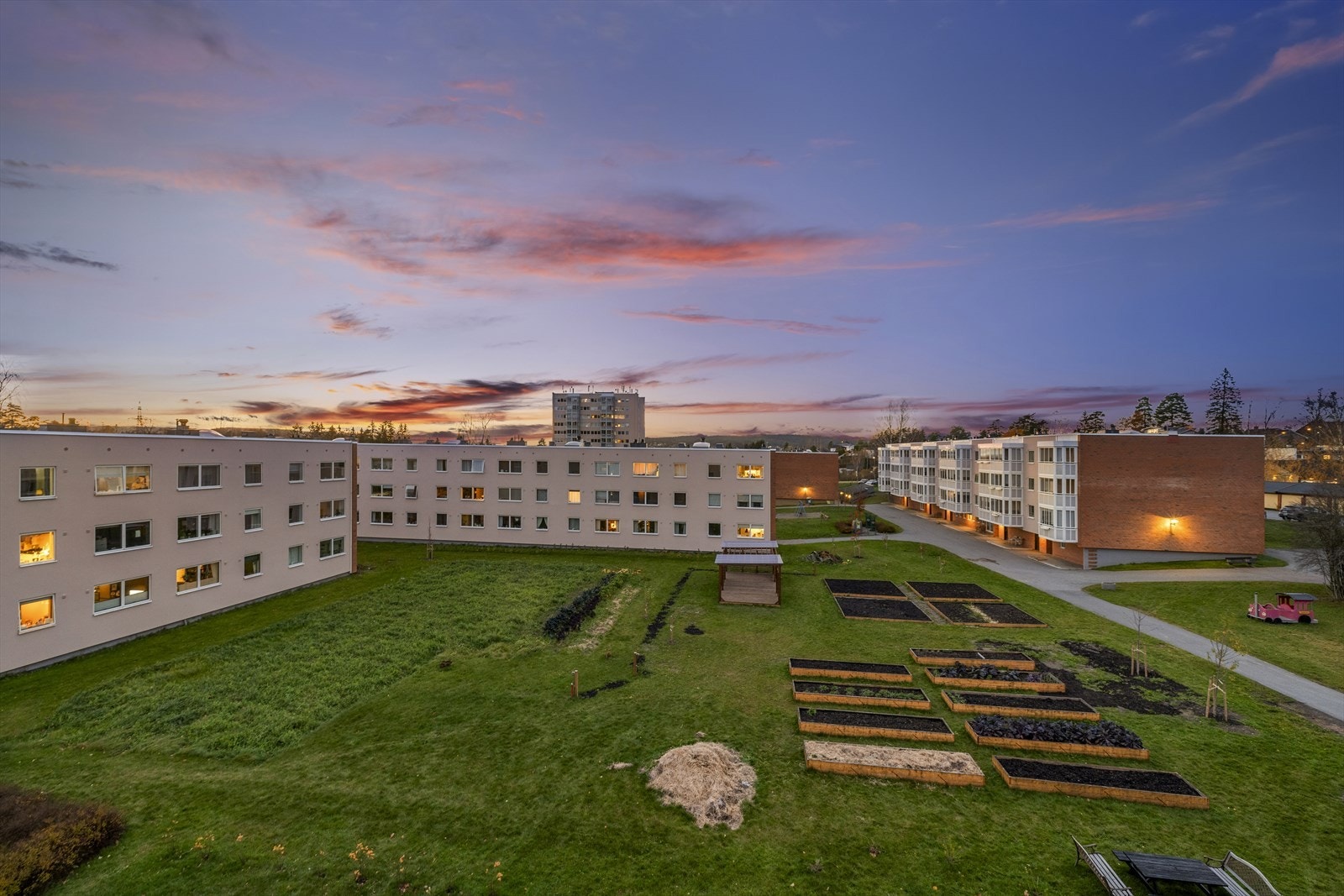 Det er flott utsikt over grønne fellesarealer og inn i horisonten. Galleribilde