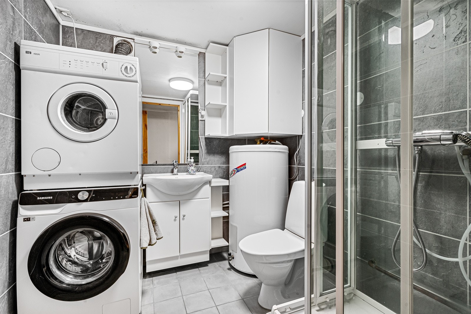 Badet i underetasjen ble oppgradert med ny membran, fliser og innredning i 2020, og nytt dusjkabinett i 2024. Galleribilde