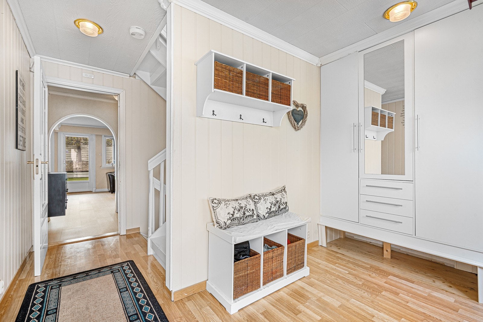 Romslig entré med plass til garderobeløsninger. Galleribilde