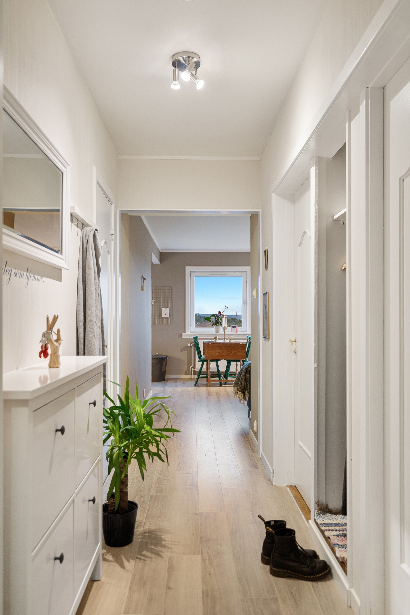 Entréen har fin plass til garderobe og fører til alle rom i leiligheten Galleribilde