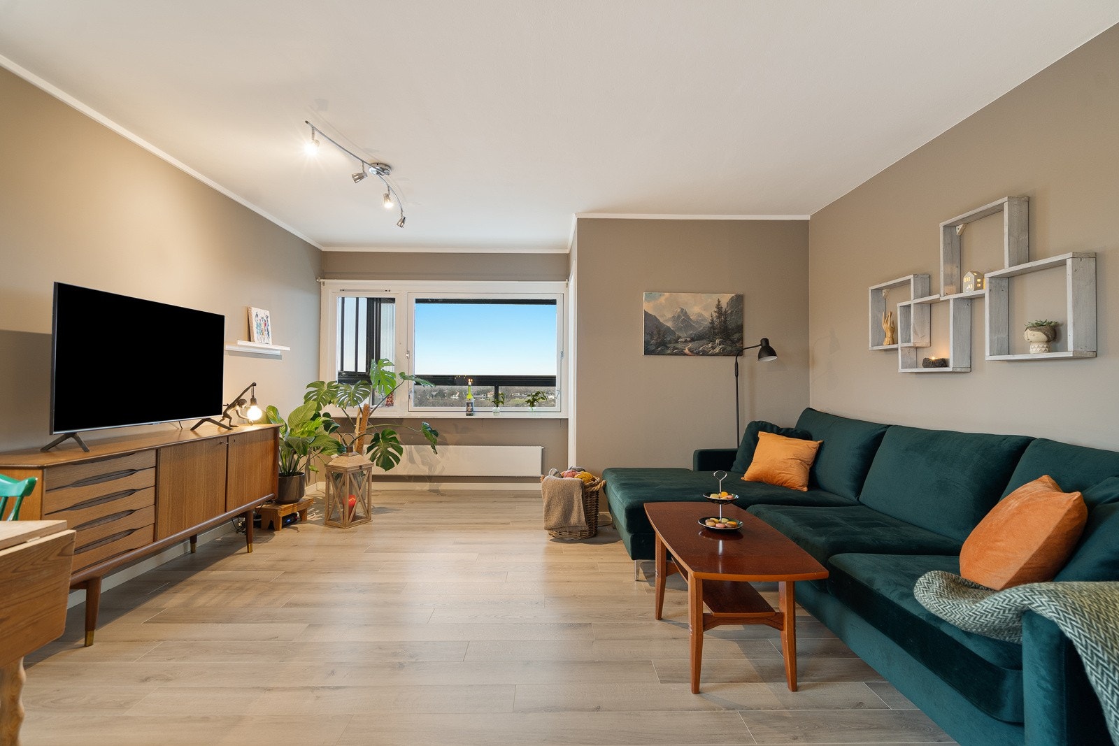 Moderne og pene overflater med slett tapet og fine farger Galleribilde