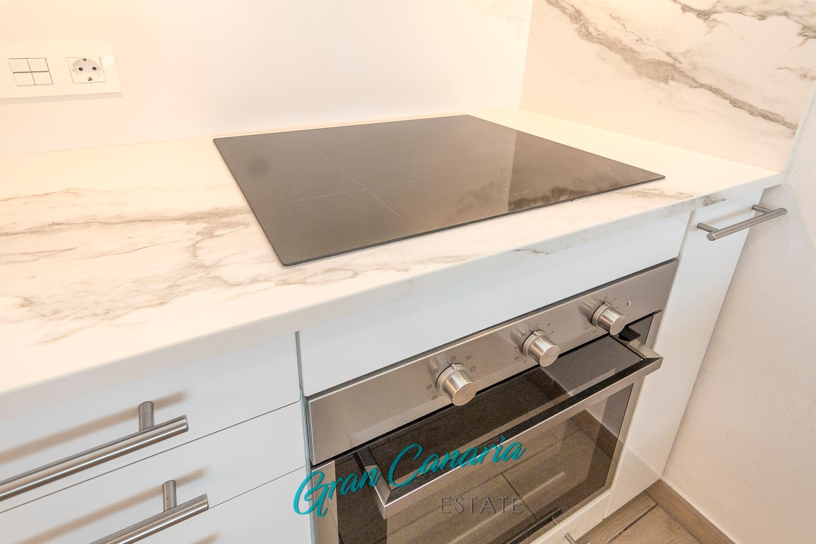 Innbygningskomfyr og induksjonstopp Galleribilde