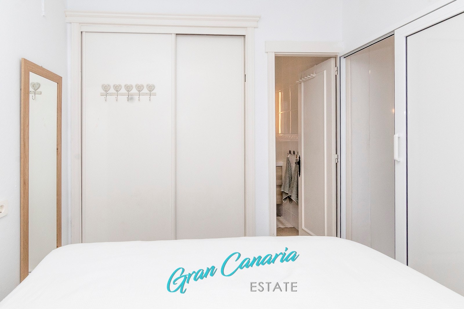 Skap med skyvedører og inngang til badet Galleribilde