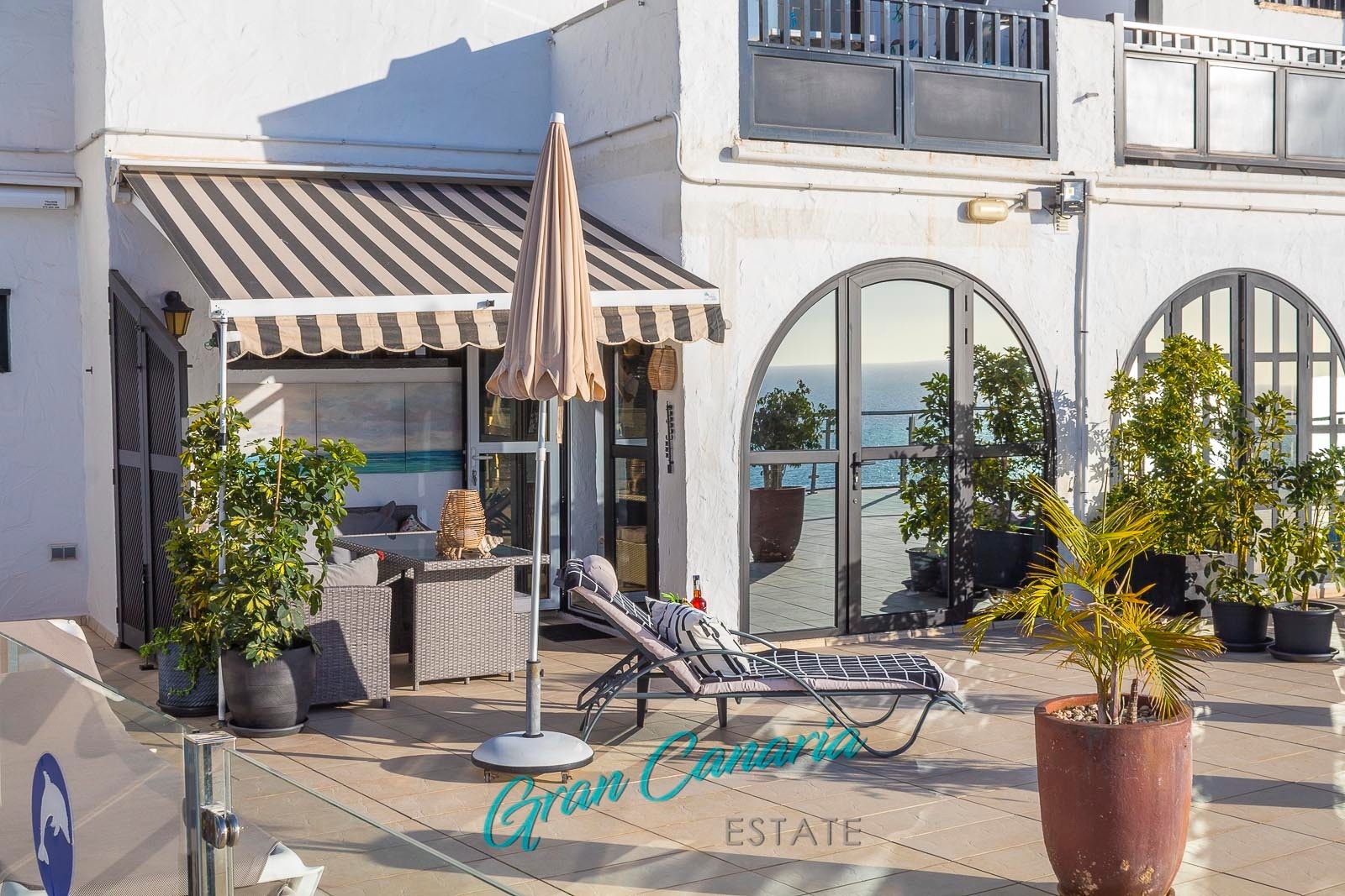 Vaktmestrene vanner alle plantene, både private og felles planter vannes Galleribilde