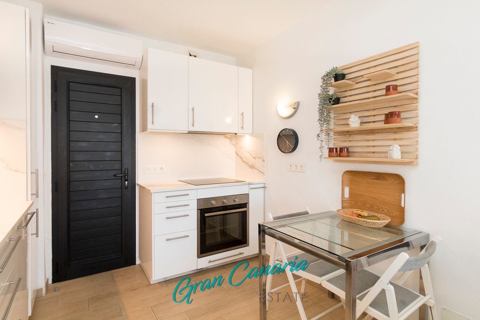 Et lite plassbesparende spisebord som kan slås ut til flere personer Galleribilde