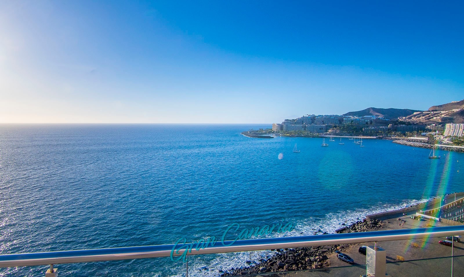 Kort avstand ned til strandpromenaden hvor strendene ligger på rekke og rad Galleribilde