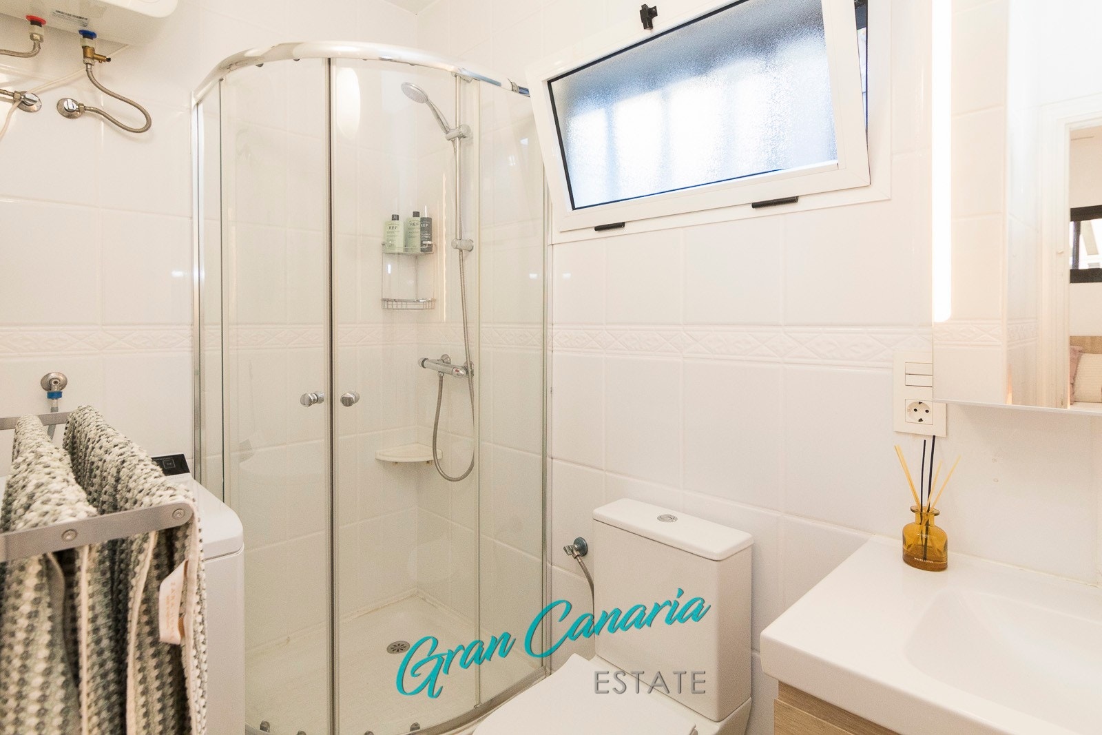 Vaskemaskin og nye baderoms innredning på badet Galleribilde