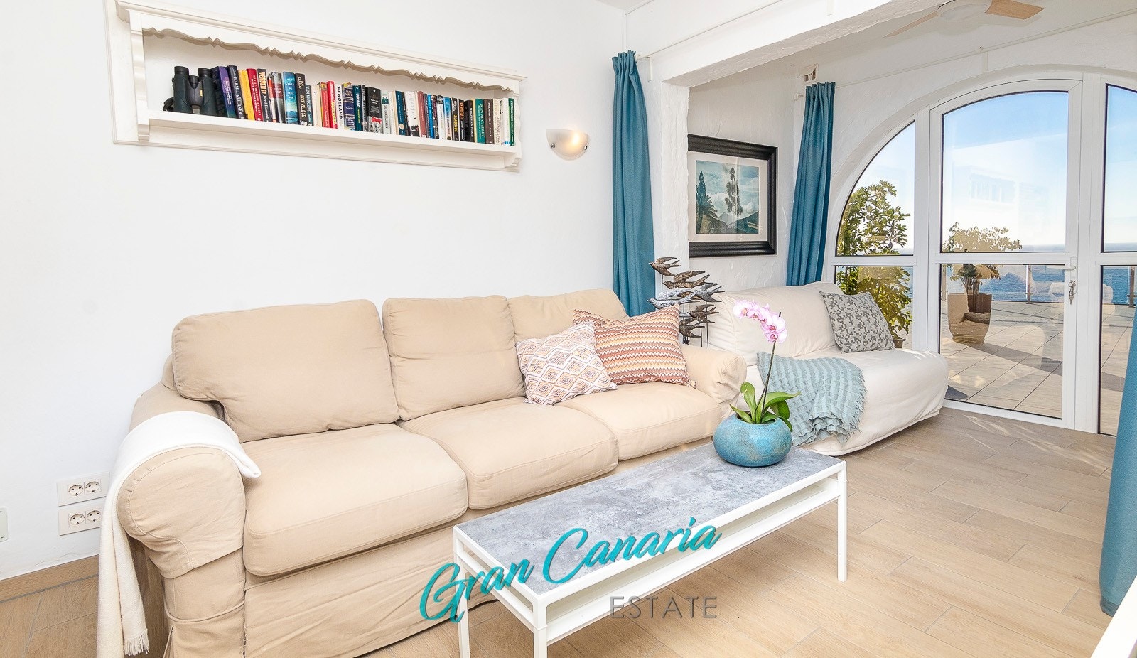 Ytterste del av stuen kan benyttes som sovealkove med nok en sofaseng Galleribilde