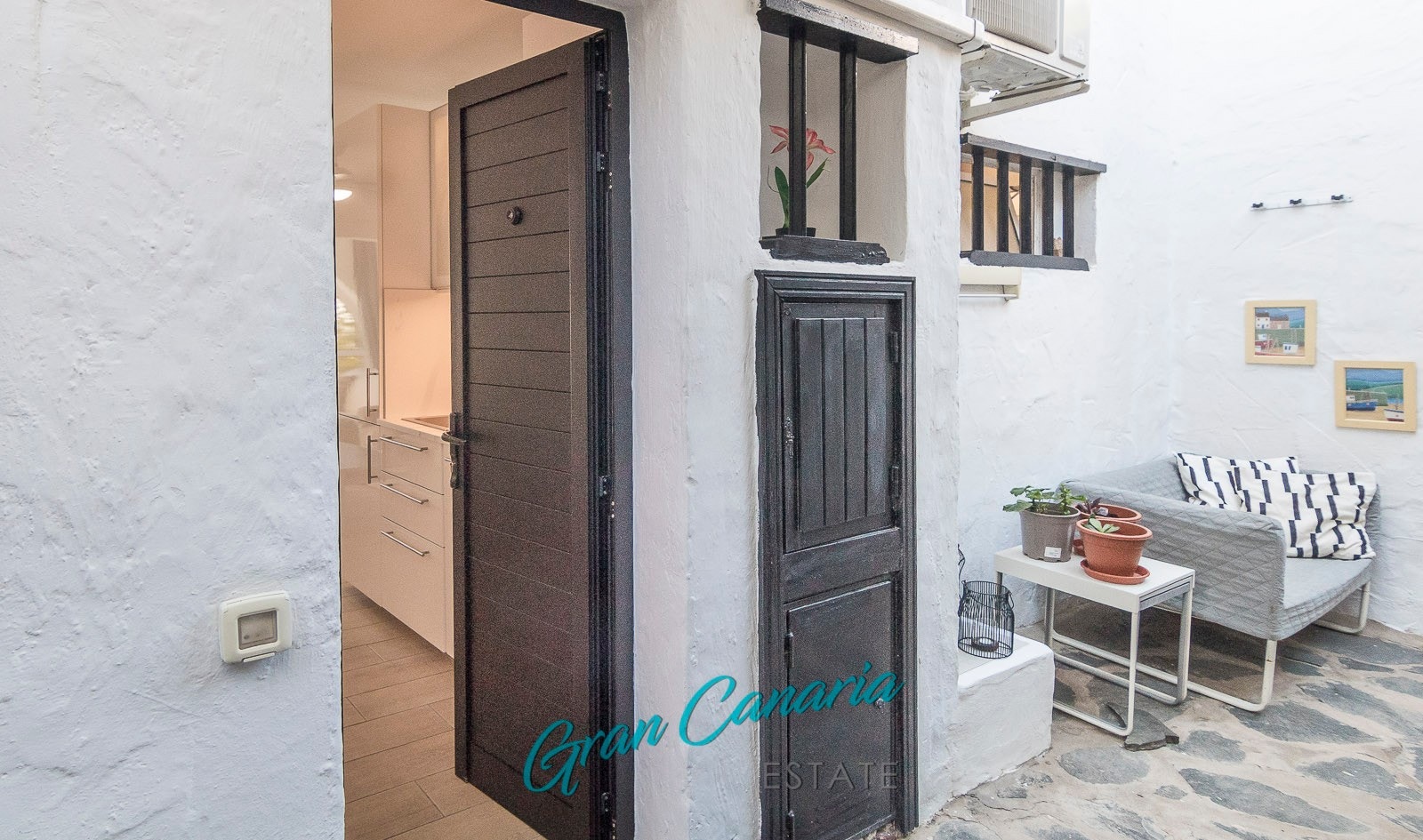 Hyggelig morgenkaffe-krok ved inngangspartiet Galleribilde