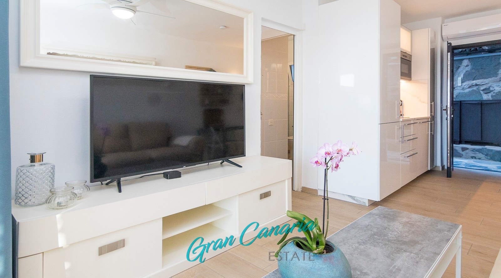 Ny tv medfølger sammen med resten av møblene Galleribilde