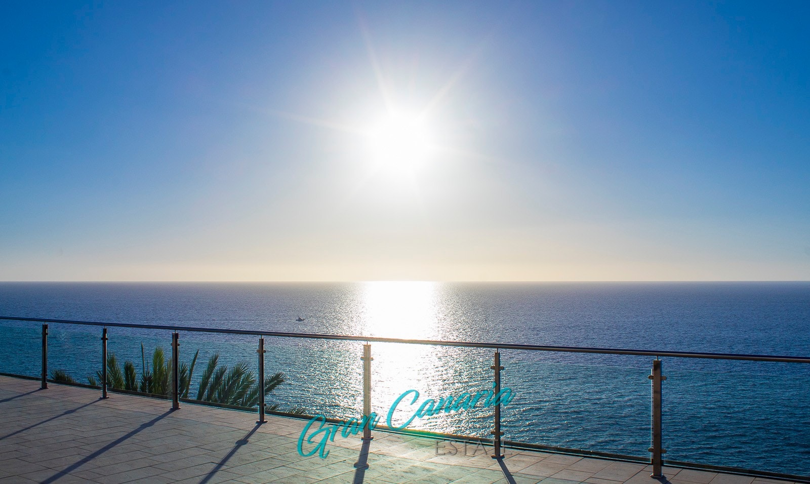 Solnedgangene i havet med flotte farger gir den gode følelsen Galleribilde