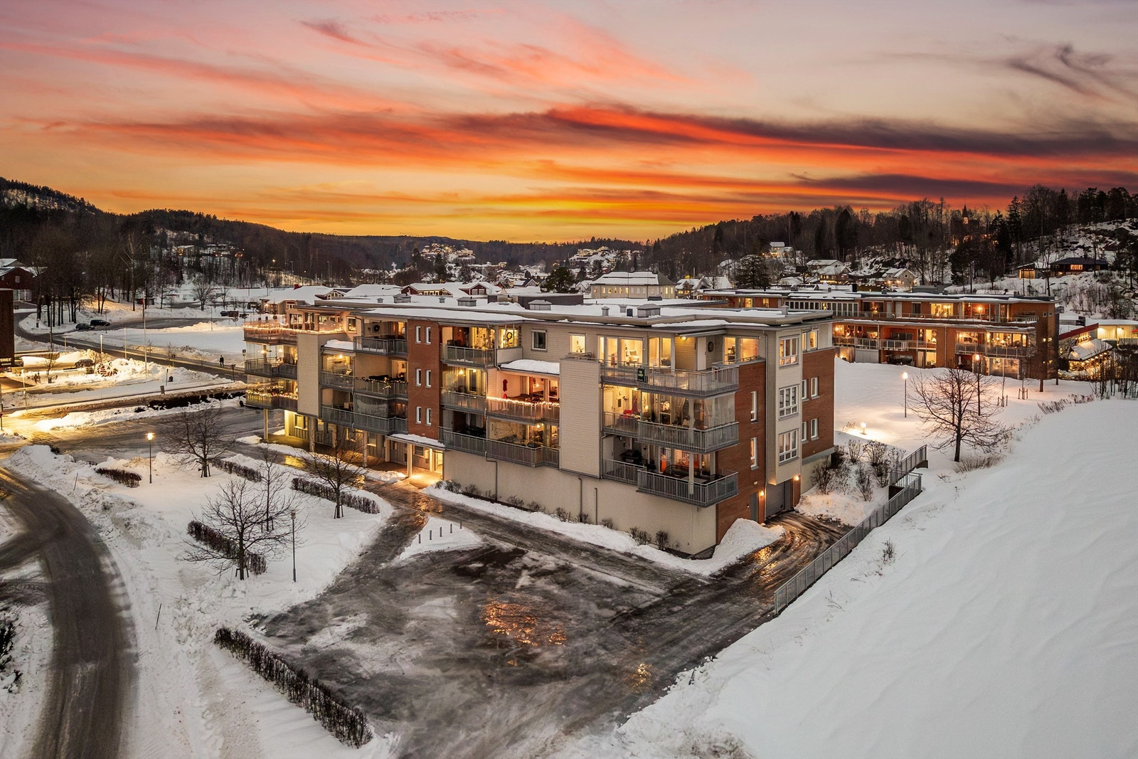 Velkommen til Andebu sentrum 28 - en sjelden mulighet til å skaffe deg en toppleilighet midt i Andebu sentrum med "alle" fasiliteter rett i nærheten. Galleribilde