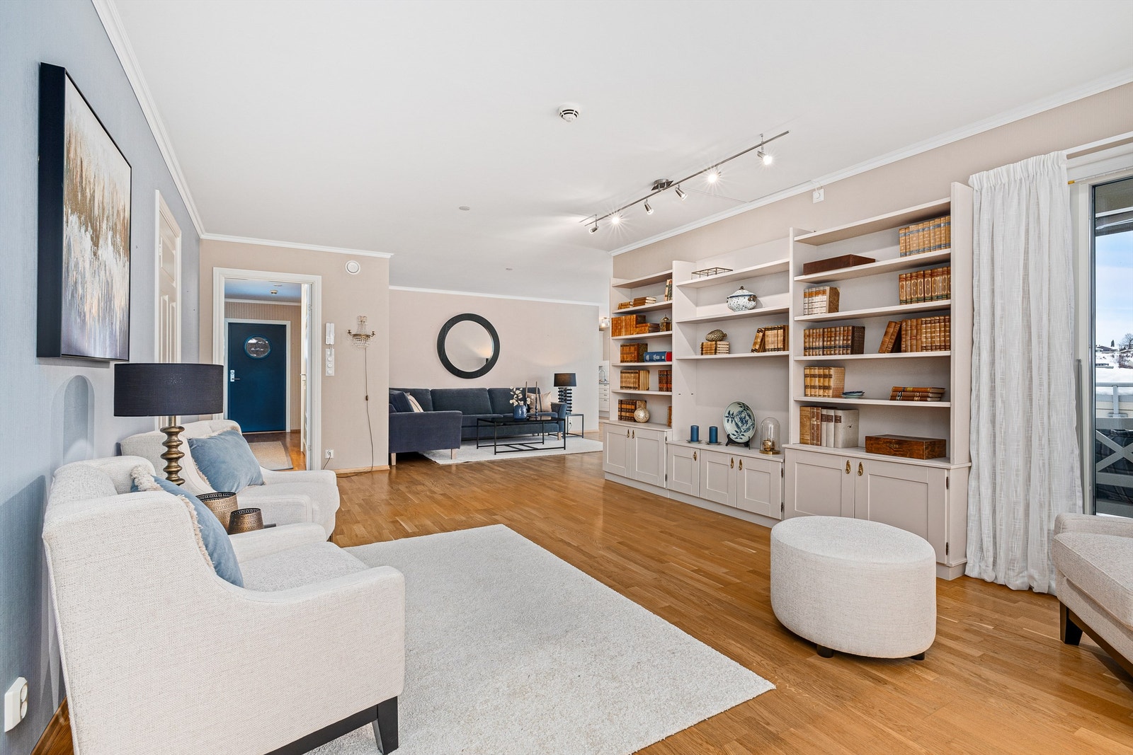 Fra tv-stuen og spisestuen/kjøkken har du utgang til terrassen på 51 kvm. Galleribilde